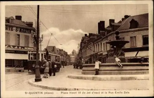 Ak Saint Quentin Aisne, Place Henri IV, La Rue Emile Zola, tramway