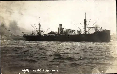 Foto Ak Hamburg, Frachtschiff SS Valencia im Hamburger Hafen, Ausreise nach Spanien