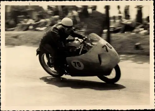 Foto Motorrad bei einem Rennen, Startnummer 70