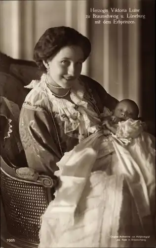 Ak Herzogin Viktoria Luise zu Braunschweig und Lüneburg mit Erbprinz Ernst August