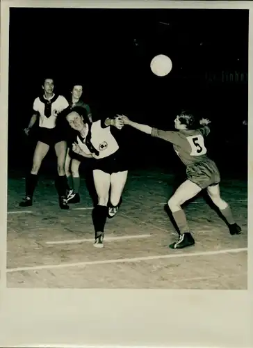 Foto Berlin Prenzlauer Berg, Hallenhandball Meisterschaft, Meerane geg. Leipzig, 7.2.1953