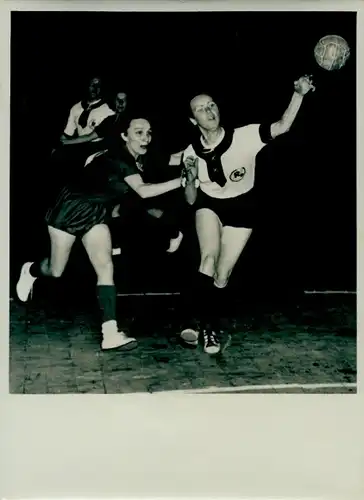 Foto Berlin Prenzlauer Berg, Hallenhandball Meisterschaft, Meerane geg. Leipzig, 7.2.1953