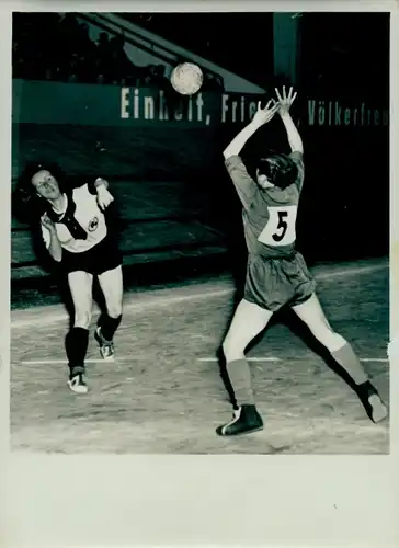 Foto Berlin Prenzlauer Berg, Hallenhandball Meisterschaft, Meerane geg. Leipzig, 7.2.1953