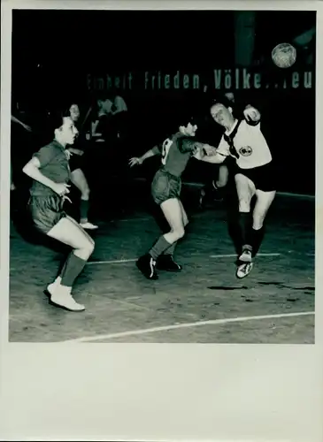 Foto Berlin Prenzlauer Berg, Hallenhandball Meisterschaft, Meerane geg. Leipzig, 7.2.1953