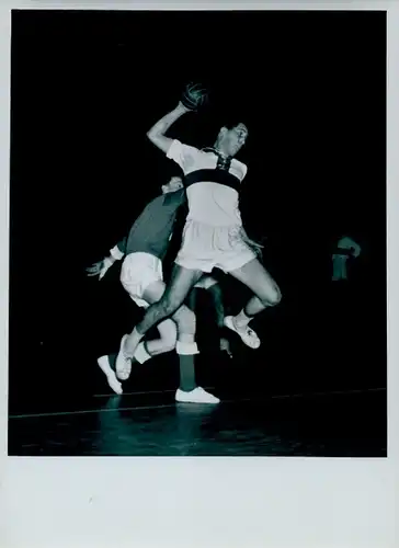 Foto Berlin Friedrichshain, Hallenhandball, Schmöckwitz geg. Weißensee, 10.12.1954, Dt. Sporthalle