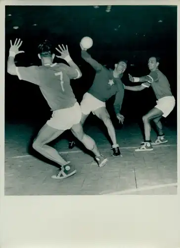 Foto Berlin Prenzlauer Berg, Handball, DDR gegen CSR, Werner Seelenbinder Halle, 9.1.1954