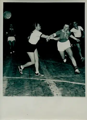 Foto Berlin Prenzlauer Berg, Hallenhandball, Humboldt geg. Rotation, 23.2.1952, Seelenbinder Halle