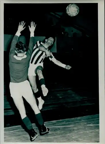 Foto Berlin Prenzlauer Berg, Hallenhandball,Luckenwalde geg. Weißensee,23.2.1952, Seelenbinder Halle