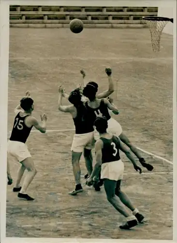 Foto Berlin Prenzlauer Berg, Basketball Städtespiel, Jena gegen Rostock, 26.4.1952, Cantianstraße