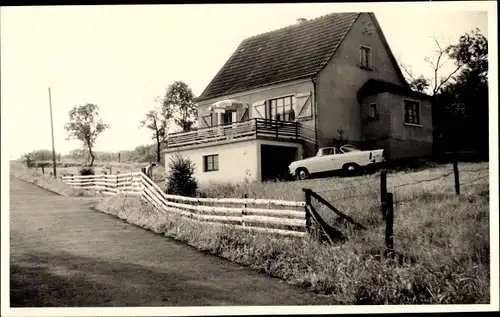 Foto Ak Neunkirchen Seelscheid im Rhein Sieg Kreis, Blick auf ein Wohnhaus, Auto