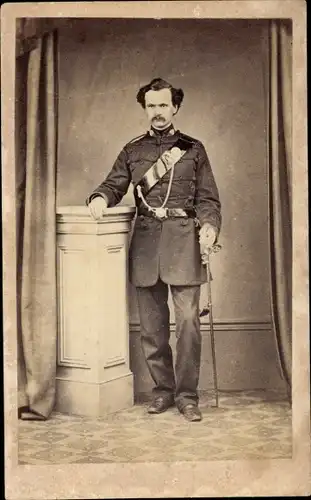 CdV Französischer Soldat, Dritte Republik, Husarenuniform, Standportrait, Degen