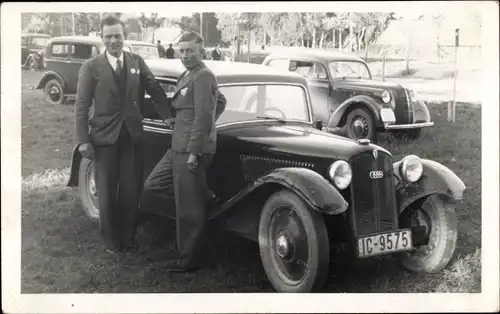 Foto Ak Automobil, DKW 25-1, Kennzeichen IC 9575, zwei Männer in Anzügen