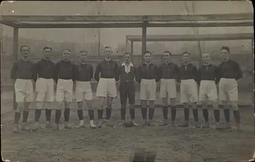 Foto Ak Fußballmannschaft, Gruppenbild vor dem Tor