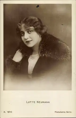 Ak Schauspielerin Lotte Neumann, Portrait mit Pelz