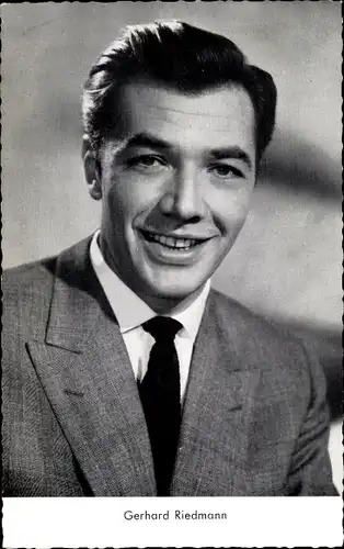 Ak Schauspieler Gerhard Riedmann, Anzug, Portrait