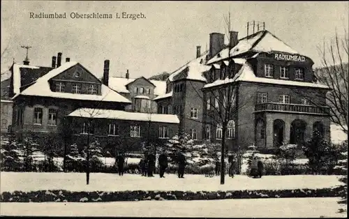 Ak Oberschlema Bad Schlema im Erzgebirge Sachsen, Straßenpartie im Winter, Radiumbad