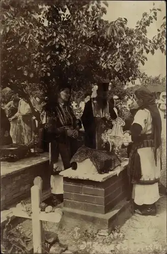 Foto Ak Mazedonien, Personen in Trachten auf einem Friedhof, Priester