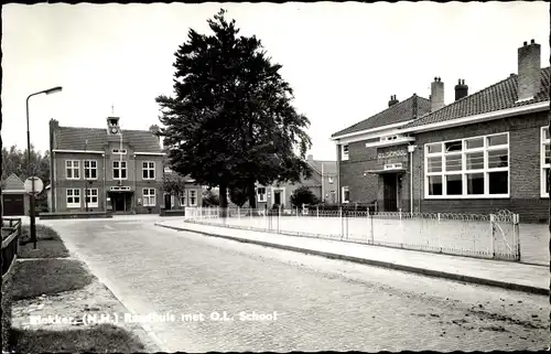 Ak Blokker Oosterblokker Nordholland, Radhuis met O. L. School