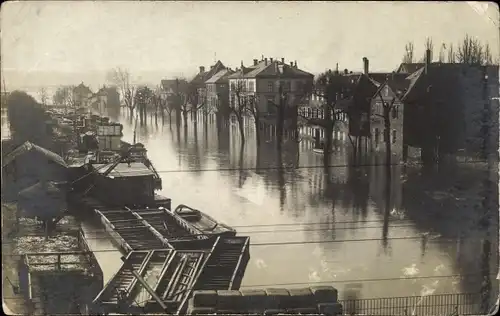 Foto Ak Unbekannter Ort, Hochwasser, Straßenpartie