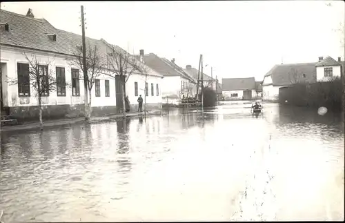 Foto Ak Unbekannter Ort, Hochwasser, Straßenpartie