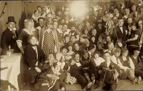 Foto Ak Karneval 1928, Menschen in Kostümen, Gruppenaufnahme