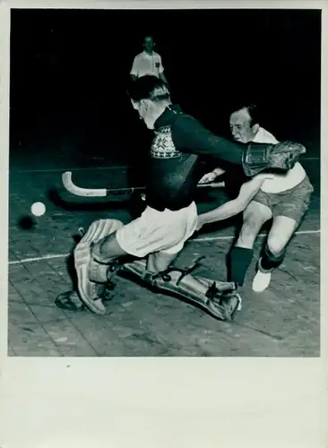 Foto Berlin Prenzlauer Berg, Hockey Oberliga, Hamburg gegen Lichtenberg 14.3.1953,Seelenbinder Halle