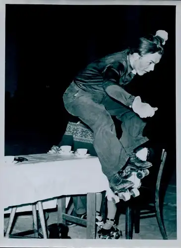 Foto Rollschuh Kunstlauf, Rollschuhläufer beim Sprung über einen Tisch
