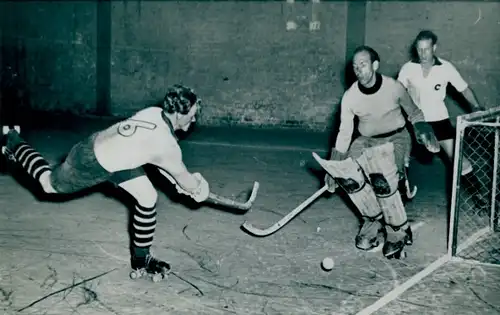 Foto Ak Berlin Steglitz Lankwitz, Rollhockey, Berliner SCC gegen BSG Motor Gera 1951, Voß, Klöppel