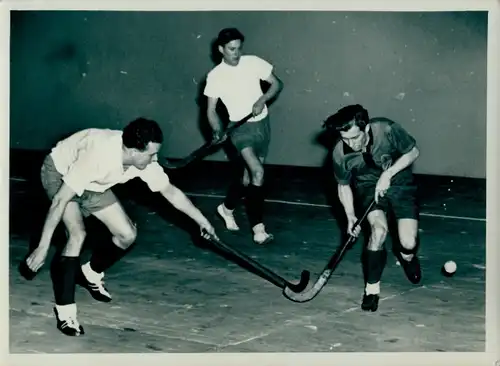 Foto Ak Berlin Prenzlauer Berg, Hallen Hockey Turnier, Rostock gegen Hamburg, 14.3.1950, W. S. Halle