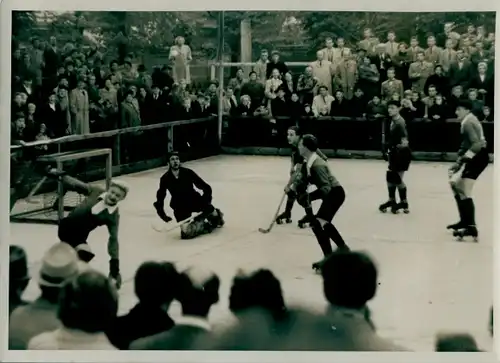 Foto Ak Berlin Friedrichshain, Rollhockey, Eröffnung der Rollschuhbahn 10.10.1954, Leipzig geg. Gera