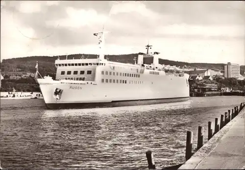 Ak Sassnitz auf Rügen, DDR Fährschiff Rügen im Hafen