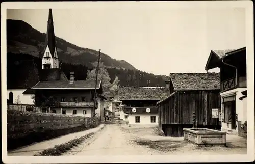 Ak Fügen im Zillertal Tirol, Straßenpartie im Ort, Kirchturm