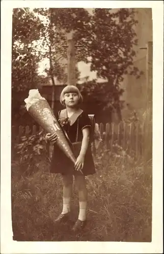 Foto Ak Einschulung, Mädchen mit Zuckertüte, Schulranzen