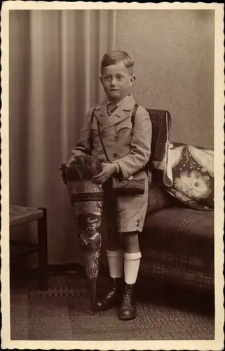 Foto Ak Einschulung, Junge mit Zuckertüte, Schulranzen, Lothar, 1938