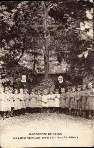 Ak Rouen Seine Maritime, Misericorde, Les petites Orphelines priant pour leurs Blenfaiteurs