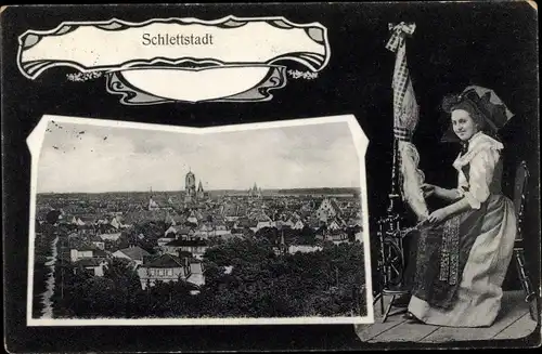 Passepartout Ak Sélestat Schlettstadt Elsass Bas Rhin, Blick auf den Ort, Frau in Tracht, Spinnrad