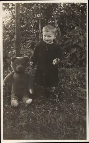 Foto Ak Kleinkind Mit Teddy, Portrait