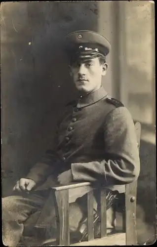 Foto Ak Deutscher Soldat in Uniform, Sitzportrait, 1916