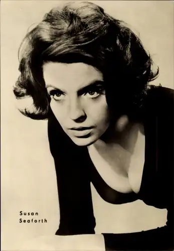 Ak Schauspielerin Susan Seaforth, Aber das Blut ist immer rot, Portrait, Dekolleté