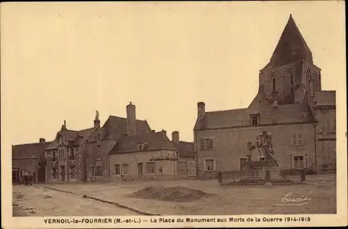 Ak Vernoil le Fourrier Maine et Loire, La Place du Monument aux Morts de la Guerre 1914-1918