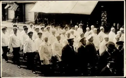 Foto Ak Bremerhaven, Gruppenportrait, Köche, Straßenpartie