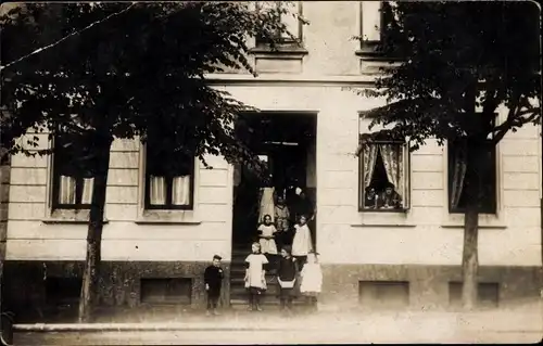 Foto Ak Bremerhaven, Kinder am Hauseingang