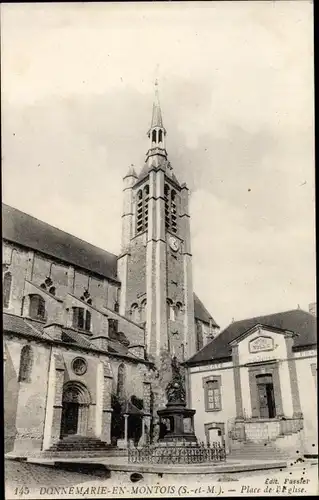 Ak Donnemarie en Montois Seine et Marne, Place de l'Eglise
