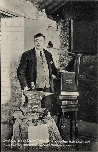 Ak Gretna Green Schottland, R. Rennison at Anvil in the Smithy with Book of Records of Marriages