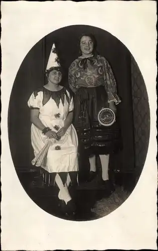 Foto Ak Zwei Frauen in Kostümen, Karneval
