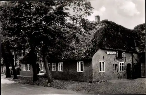 Ak Nieblum auf der Insel Föhr Nordfriesland, Haus mit Reetdach