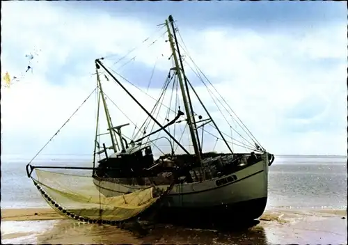 Ak Aufliegender Kutter im Nordseewatt, Fischerboot