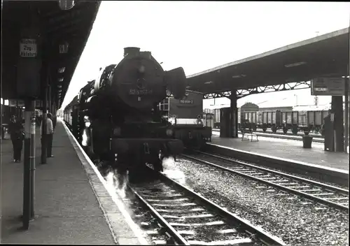 Foto Deutsche Eisenbahn, Dampflok, Tender 52 8157 1, Bahnhof, Gleisseite