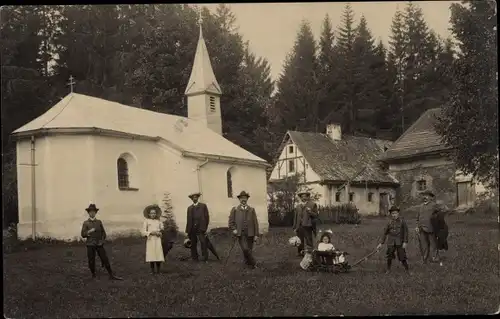 Foto Ak Nürnberg in Mittelfranken, An der Kirche