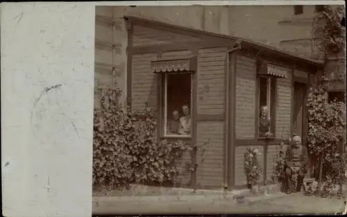 Foto Ak Bamberg in Oberfranken, Bewohner an den Fenstern und vorm Haus